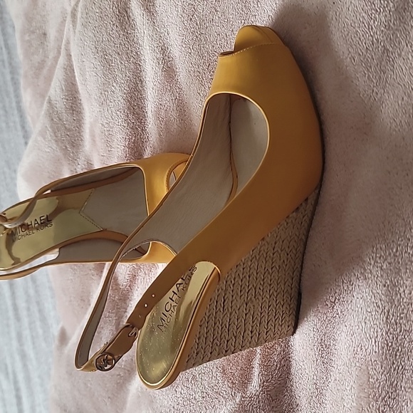 Sz 6.5 Michael Kors yellow patent slingback peep toe wedges. - Picture 2 of 4